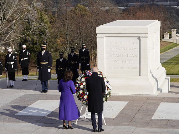 Joe Biden et Kamala Harris ont rendu hommage aux soldats tombés pour les Etats-Unis au cimetière d'Arlington. © KEYSTONE/EPA/JOSHUA ROBERTS / POOL