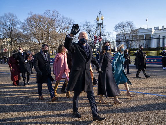 Joe Biden a franchi à pied les derniers mètres le séparant de la Maison Blanche, entouré par toute sa famille. © KEYSTONE/AP/Doug Mills