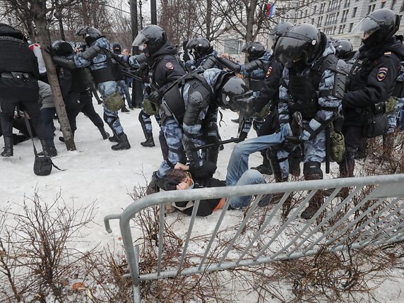 A Moscou, les forces antiémeutes ont arrêté quelque 300 personnes, selon l'ONG spécialisée OVD Info qui a comptabilisé dans un bilan en millieu d'après-midi au moins 1090 arrestations au total en Russie. © KEYSTONE/EPA/MAXIM SHIPENKOV