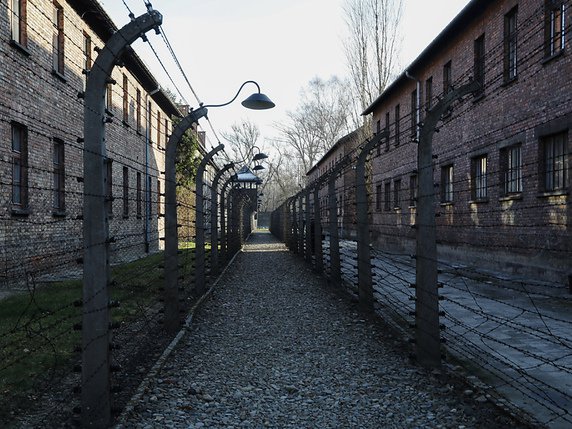 Le camp d'Auschwitz-Birkenau, situé dans le sud-est de la Pologne alors occupée par les nazis, a fonctionné entre juin 1940 et janvier 1945. Quelque 1,1 million de personnes, dont une immense majorité de juifs, y ont péri, exterminées dans des chambres à gaz ou mortes de famine et d'épuisement. © KEYSTONE/AP/Markus Schreiber