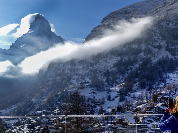 Entre Täsch (VS) et Zermatt (VS), une coulée de neige a interrompu le trafic ferroviaire, a annoncé jeudi le Matterhorn Gotthard Bahn sur Twitter (archives). © KEYSTONE/AP/JAMEY KEATEN