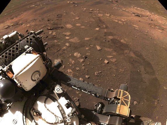 Arrivé sur Mars le 18 février, le rover Perseverance de la Nasa a effectué son premier déplacement jeudi. © KEYSTONE/AP