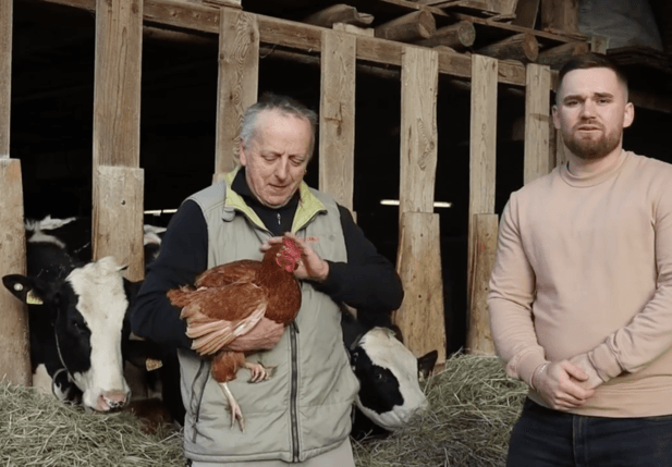 Dans une vidéo publiée sur Facebook, Maurice Horner (à gauche) est filmé dans l’étable de son exploitation agricole de Chésalles. © PDC Marly et environs