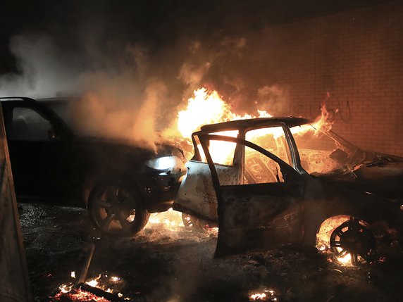 Des voitures ont notamment été incendiées à Belfast mercredi soir, entre autres affrontements entre militants et policiers. © KEYSTONE/AP/Peter Morrison