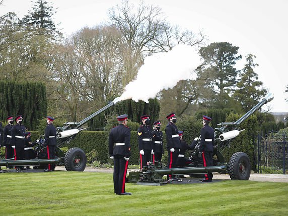 Salves d'honneur en hommage au prince Philip décédé vendredi. © KEYSTONE/AP/Kelvin Boyes
