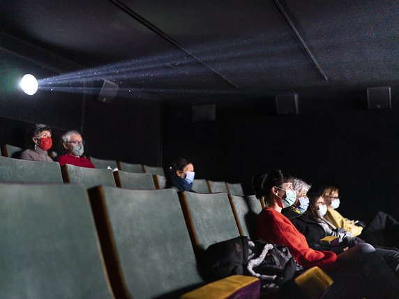 Les cinémas pourront rouvrir, mais les salles ne pourront accueillir que 50 personnes ou un tiers de leur capacité (image d'illustration). © KEYSTONE/GAETAN BALLY