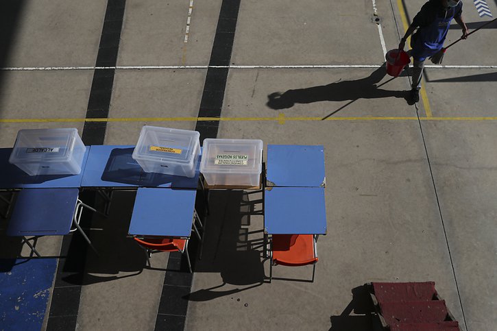 Les Chiliens doivent choisir les 155 élus de la future constituante parmi 1373 candidats. © KEYSTONE/AP/Esteban Felix
