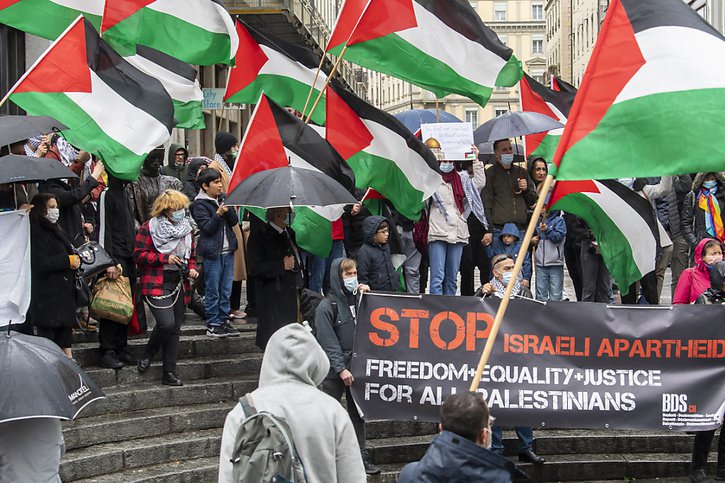 En Suisse, 300 personnes se sont rassemblées à Genève à l'appel du Collectif Urgence Palestine. © KEYSTONE/MARTIAL TREZZINI