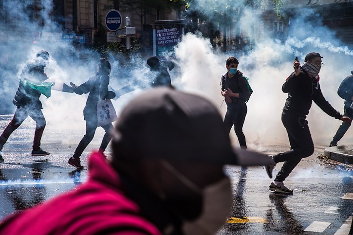 Les policiers ont appliqué à Paris les consignes de "dispersion systématique et immédiate" dès que des manifestants tentaient de se regrouper, en utilisant des canons à eau et gaz lacrymogènes. © KEYSTONE/EPA/CHRISTOPHE PETIT TESSON