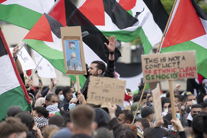 En Allemagne, des milliers de personnes ont manifesté à Berlin et dans plusieurs villes, ici à Francfort, à l'appel de collectifs pro-palestiniens. © KEYSTONE/AP/Boris Roessler