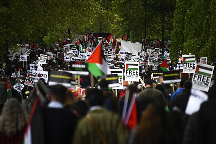 A Londres, les manifestants se sont dirigés vers l'ambassade d'Israël, brandissant des drapeaux palestiniens et des pancartes demandant de "libérer" les territoires palestiniens. © KEYSTONE/AP/Alberto Pezzali