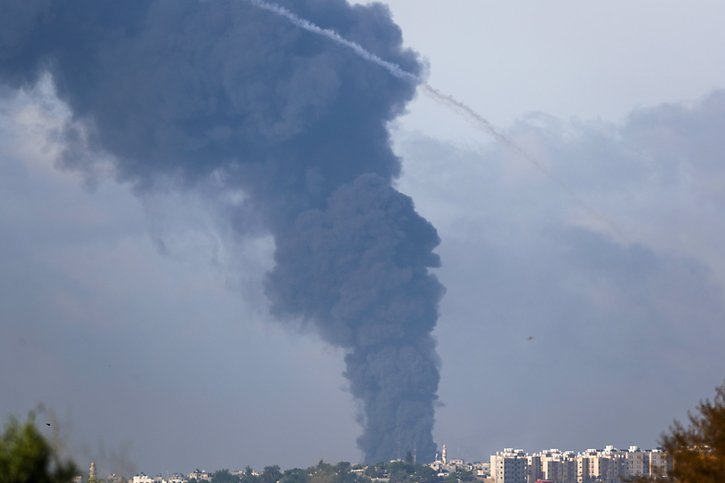 Des centaines de bâtiments ont été endommagés et les coupures d'électricité se sont multipliées à Gaza. © KEYSTONE/EPA/ATEF SAFADI