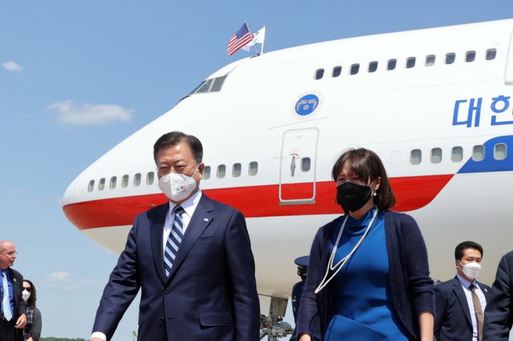 Le président sud-coréen Moon Jae-in a été accueilli par la cheffe du protocole américain Asel Roberts à son arrivée à la base d'Andrews. © KEYSTONE/EPA/YONHAP
