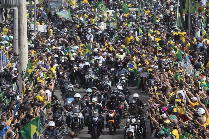 Le trajet du président brésilien Jair Bolsonaro a provoqué de grands rassemblements tout au long du parcours. © KEYSTONE/AP/Bruna Prado