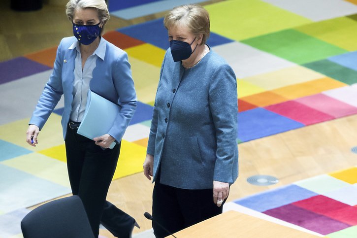 La présidente de la Commission européenne Ursula von der Leyen et la chancelière allemande Angela Merkel à leur arrivée au sommet européen. © KEYSTONE/EPA/Olivier Matthys