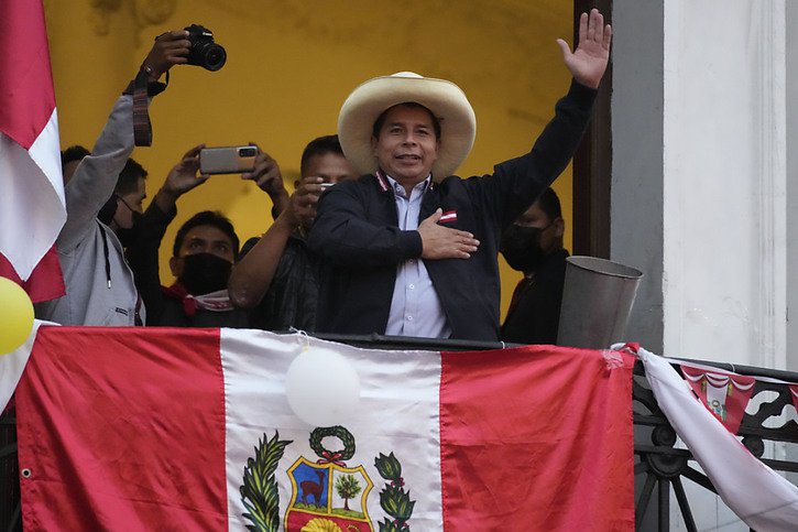 Pedro Castillo, candidat de la gauche radicale à la présidentielle au Pérou, devance sa rivale de droite Keiki Fujimori après le dépouillement de plus de 96% des bulletins. © KEYSTONE/AP/Martin Mejia