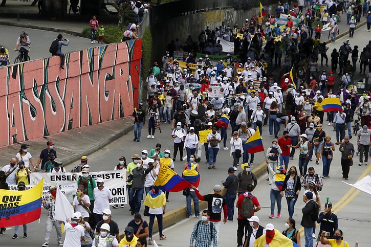 Des milliers de Colombiens sont à nouveau descendus dans la rue mercredi, comme ici à Medellin. © KEYSTONE/EPA/Luis Eduardo Noriega A.