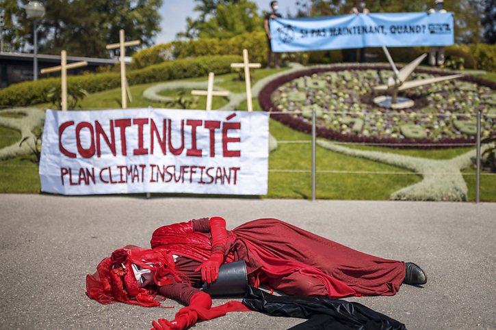 Des activistes d'Extinction Rebellion ont investi samedi après-midi le site de l'Horloge fleurie à Genève. © KEYSTONE/VALENTIN FLAURAUD