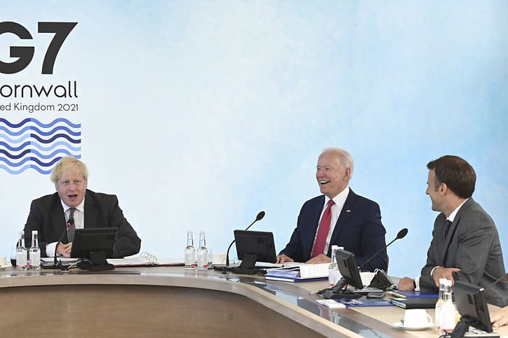 Les dirigeants du G7 ont mis à profit le deuxième jour de leur sommet en Cornouailles pour concocter un plan d'action pour prévenir les prochaines pandémies. En photo, Boris Johnson, Joe Biden et François Macron. © KEYSTONE/AP/Leon Neal