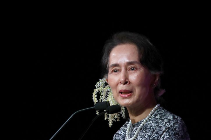 Le premier procès contre l'ex-dirigeante birmane Aung San Suu Kyi, renversée par un coup d'Etat militaire et inculpée à plusieurs reprises par la junte, s'est ouvert lundi. Les observateurs dénonçent une procédure spectacle (archives). © KEYSTONE/EPA/HOW HWEE YOUNG