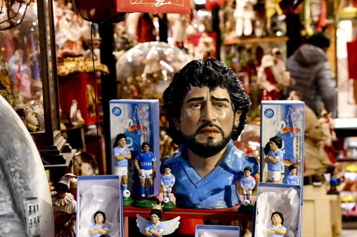 Diego Maradona, qui souffrait de problèmes aux reins, au foie et au coeur, est mort en 2020 d'une crise cardiaque seul dans sa résidence de Tigre, quelques semaines seulement après avoir subi une opération du cerveau pour un caillot de sang (archives). © KEYSTONE/EPA ANSA/CIRO FUSCO