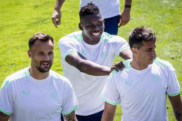 L'ambiance est au beau fixe au sein de l'équipe de Suisse où Embolo a le sourire communicatif pour Seferovic et Gavranovic. © KEYSTONE/JEAN-CHRISTOPHE BOTT
