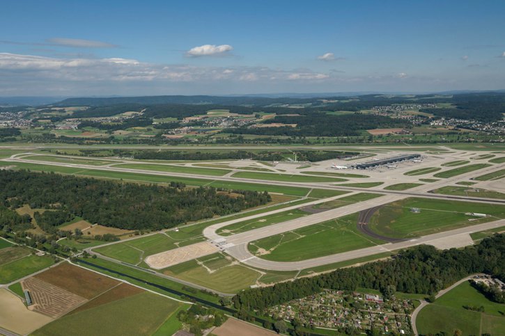 La construction de l'aéroport de Zurich-Kloten a débuté le 1er juillet 1946, il y a 75 ans, sur un site marécageux. Sur la photo, l'aéroport de Zurich tel qu'il se présente aujourd'hui (archives). © KEYSTONE/Flughafen Zuerich/Ralph Bensberg