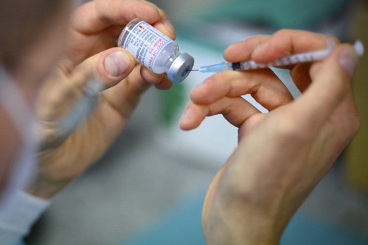 Plus de 30% de la population suisse a été entièrement vaccinée contre le Covid-19 (image d'illustration). © KEYSTONE/LAURENT GILLIERON
