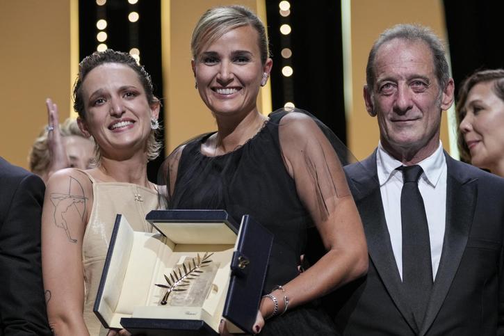 Julia Ducournau (au centre) a remporté la Palme d'Or pour son film «Titane». Elle est ici accompagnée des acteurs Agathe Roussell et Vincent Lindon. © Keystone