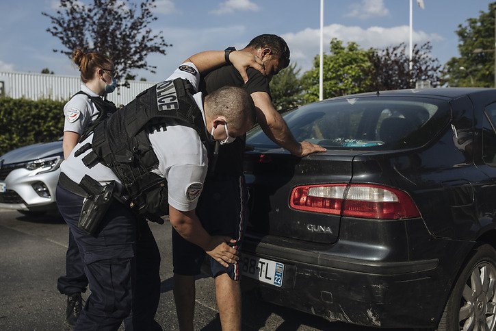 La police française abandonne la "clé d'étranglement", une technique d'interpellation policière controversée, qui est officiellement remplacée par trois nouvelles techniques (photo prétexte). © KEYSTONE/AP/LEWIS JOLY
