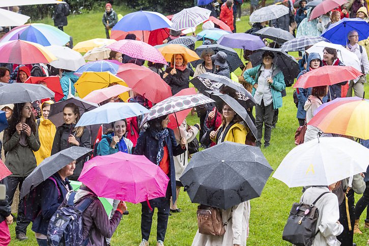 Malgré le temps maussade, environ  600 invitées ont profité d'une célébration participative au Grütli des femmes. © KEYSTONE/URS FLUEELER