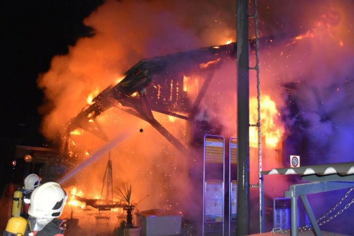 Un incendie a provoqué d'importants dégâts dans un hangar à marchandises et au bâtiment de la gare de Schiers (GR) dans la nuit de lundi à mardi. © Police cantonale GR