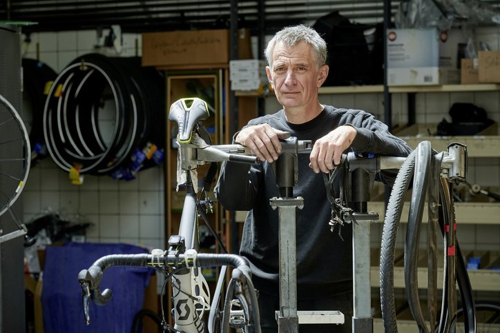 Le réparateur de vélos Harald Kust cohabitent avec Swiss Hydrogen, le Plastics Innovation Competence Center et bien d'autres sur le site de Bluefactory. © La Liberté
