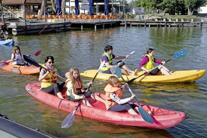 Les kayaks sont des embarcations très stables, faciles à manier et accessibles aux sportifs comme aux moins sportifs.  © Charly Rappo
