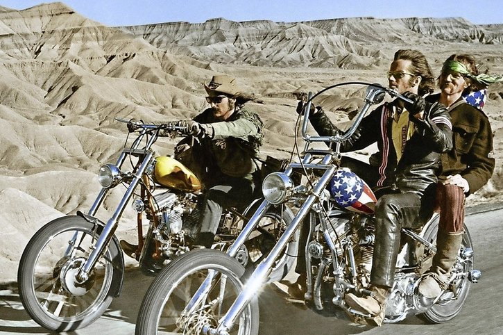 Dennis Hopper (à g.) et Peter Fonda chevauchent leurs Harley au son de Born To Be Wild: iconique.  © Columbia