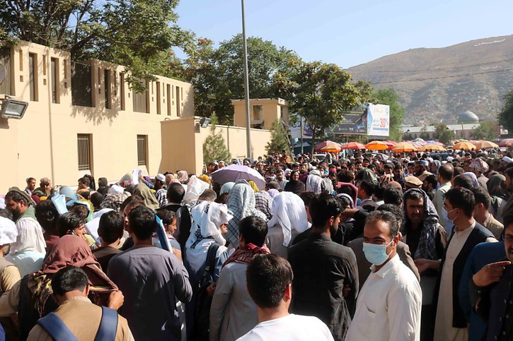 Des milliers d'Afghans tentent de se rendre à l'aéroport de Kaboul dans l'espoir de quitter l'Afghanistan. © KEYSTONE/EPA/AKHTER GULFAM