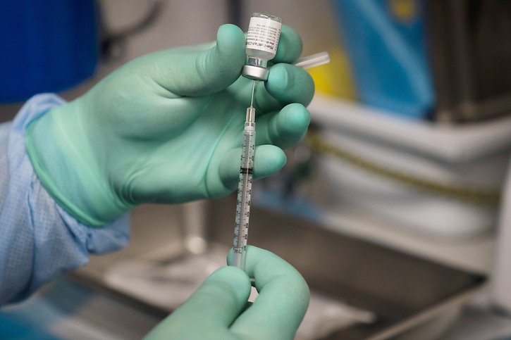 Les autorités sanitaires américaines sont en train d'évaluer la nécessité d'une troisième dose de vaccin contre le coronavirus (archives). © KEYSTONE/AP/Jae C. Hong