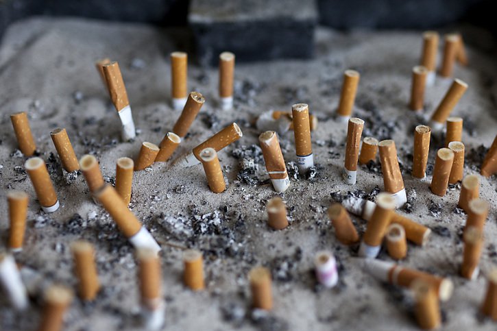 Selon l'ONG STOP, le cigarettier britannique British American Tobacco (BAT) a effectué des "paiements douteux" dans dix pays d'Afrique afin notamment d'influencer les politiques de santé (image d'illustration). © KEYSTONE/GAETAN BALLY