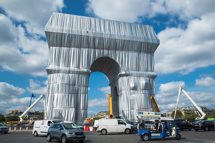 Pas moins de 25'000 m2 de tissu gris bleuté ont été utilisés pour empaqueter le monument. © KEYSTONE/EPA/CHRISTOPHE PETIT TESSON