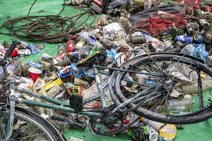 Récolte de déchets exposée à Lucerne en septembre 2020. © KEYSTONE/URS FLUEELER