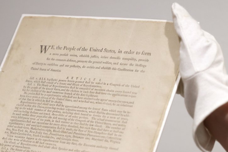 L'exemplaire de la Consitution américaine, datant de 1787, sera mis aux enchères en novembre. © Keystone/EPA/JASON SZENES