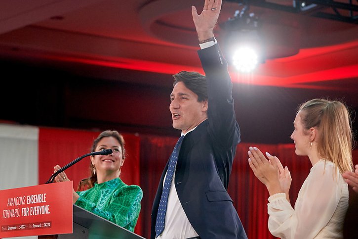 Le premier ministre Justin Trudeau a remporté les élections, sans toutefois parvenir à reconquérir la majorité. © KEYSTONE/EPA/ERIC BOLTE