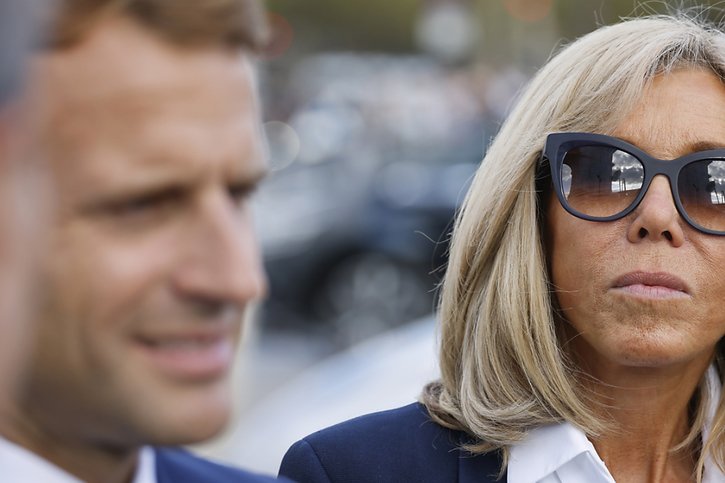 Emmanuel et Brigitte Macron sont à l'origine de la plainte qui vise notamment un paparazzi, selon Europe 1 (archives). © KEYSTONE/EPA/LUDOVIC MARIN / POOL
