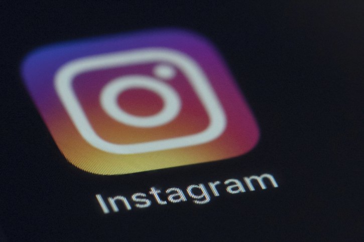 Faecbook, Instagram et Whatsapp subissent une panne lundi en fin de journée (image d'illustration). © KEYSTONE/AP/Jenny Kane