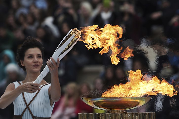 La flamme olympique sera rallumée lundi à Athènes, sans spectateur © KEYSTONE/AP/PETROS GIANNAKOURIS