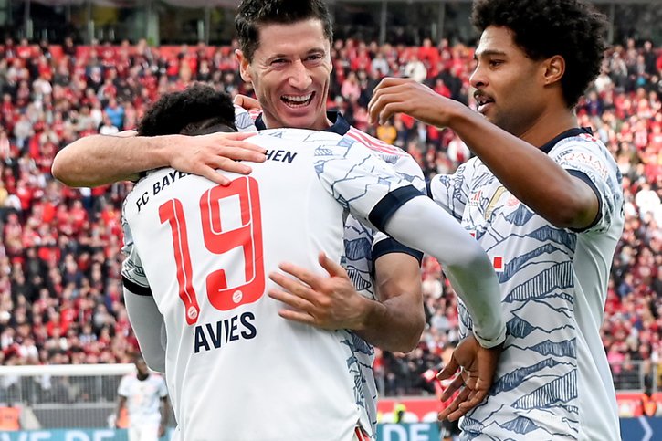 Lewandowski (au centre) a réussi un doublé face à Leverkusen © KEYSTONE/EPA/SASCHA STEINBACH