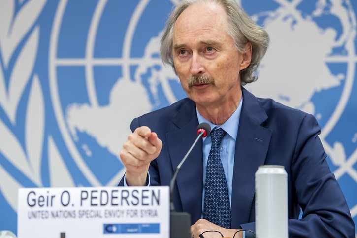 L'émissaire de l'ONU Geir Pedersen a réussi déjà à réunir les deux coprésidents du Comité constitutionnel syrien autour de lui dans une salle à Genève. © KEYSTONE/MARTIAL TREZZINI