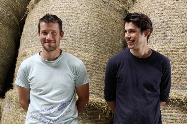 Maxime Trouillout (à gauche) est paysan. Il est ami avec Lilian Renaud (à droite), gagnant de The Voice 2015, qui lui vient en aide. © DR