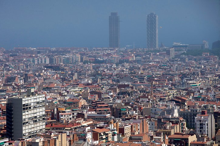La ville de Barcelone en proie à un épisode de pollution. Selon le rapport de l'Agence européenne de l'environnement, la pollution de l'air a causé 23'300 décès prématurés en Espagne en 2019 (archives). © KEYSTONE/EPA EFE/QUIQUE GARCIA