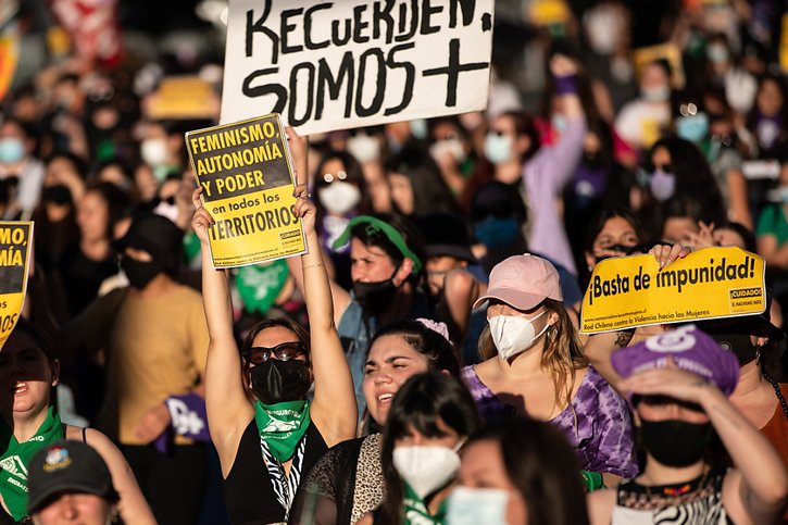 Dans de nombreuses villes du monde, comme ici à Santiago au Chili, les femmes sont descendues par milliers dans les rues jeudi à l'occasion de la Journée internationale pour l'élimination de la violence à l'égard des femmes. © KEYSTONE/EPA/Alberto Valdes
